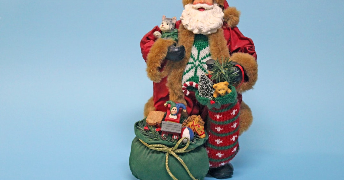 Anniversary gifts for him display on wooden table