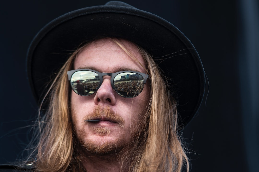 Choosing the perfect ripe cantaloupe melon at market