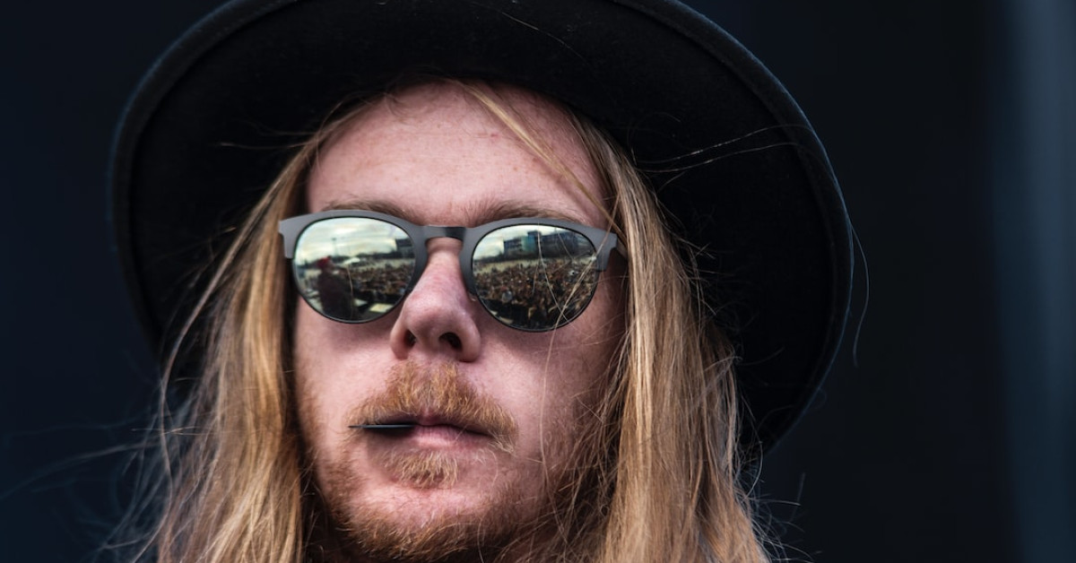 Choosing the perfect ripe cantaloupe melon at market
