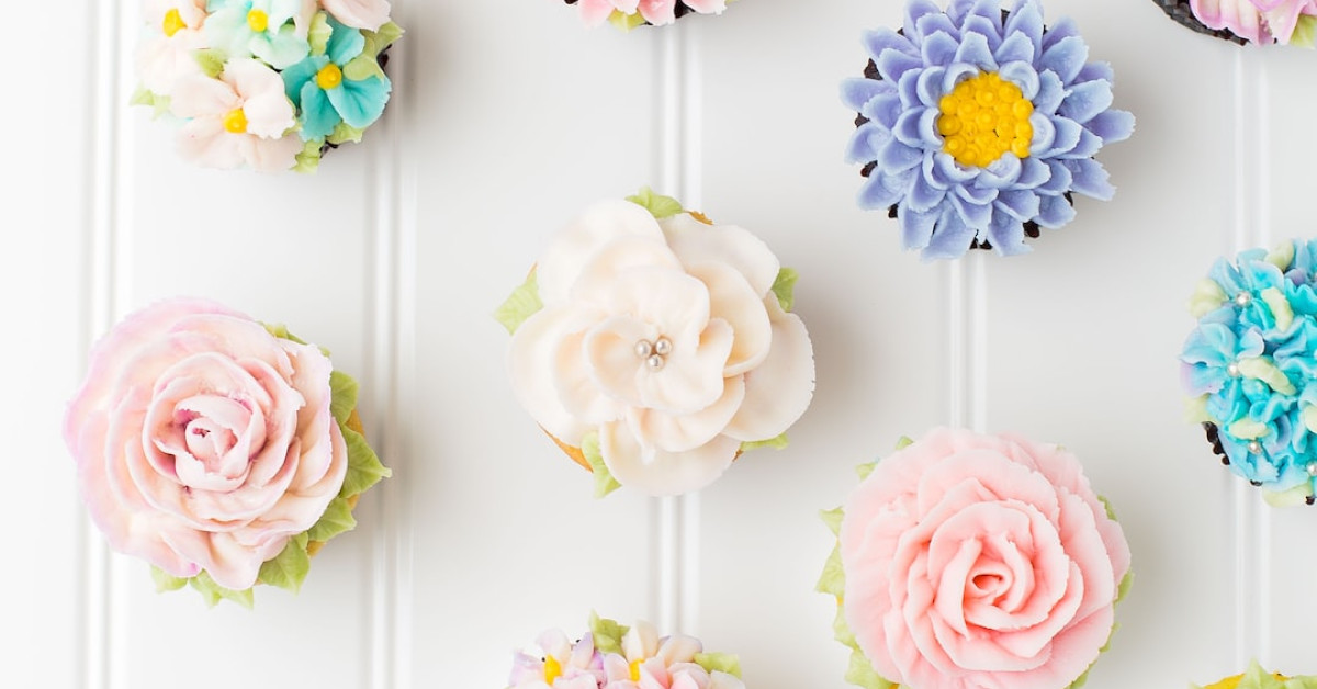 Elegant 50th anniversary cake design ideas for celebrations.