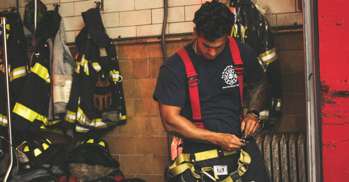 30th anniversary celebration countdown kit with decorations and guide.