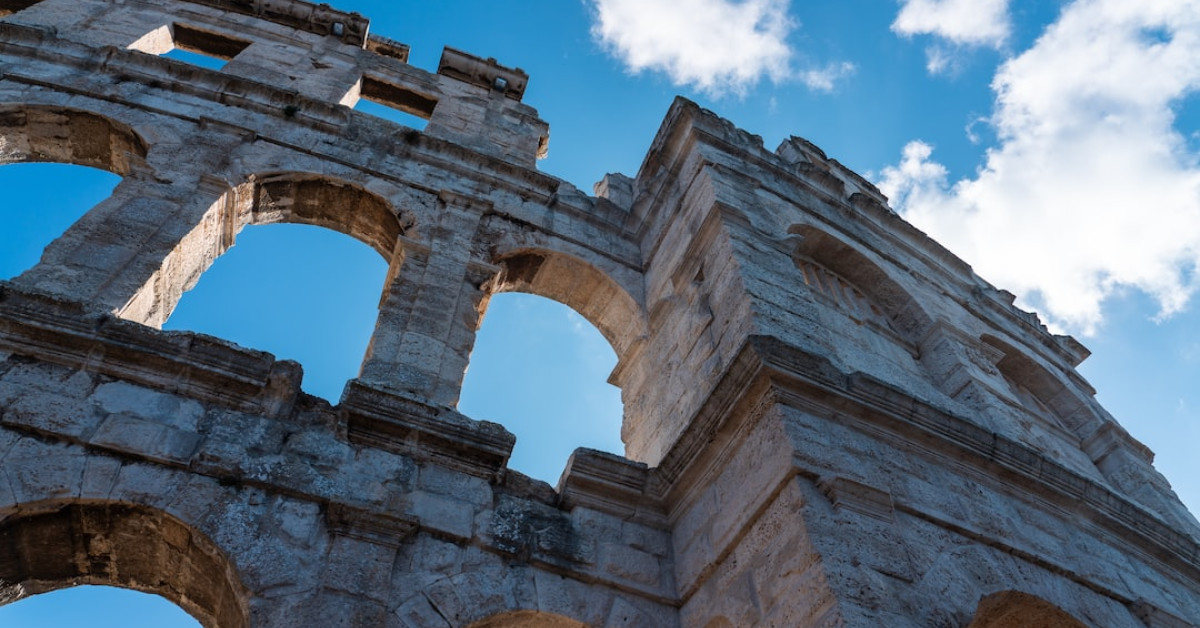 Enmarket Arena seating chart with highlighted premium comfort sections.