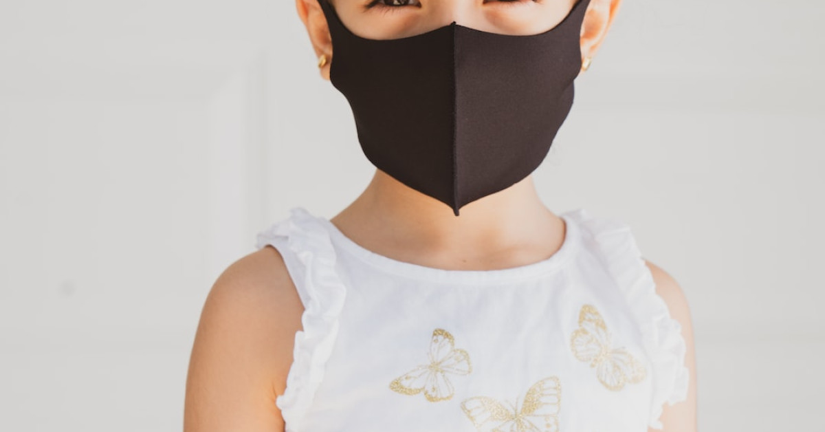 Freediver descending with safety tips banner in clear blue ocean.