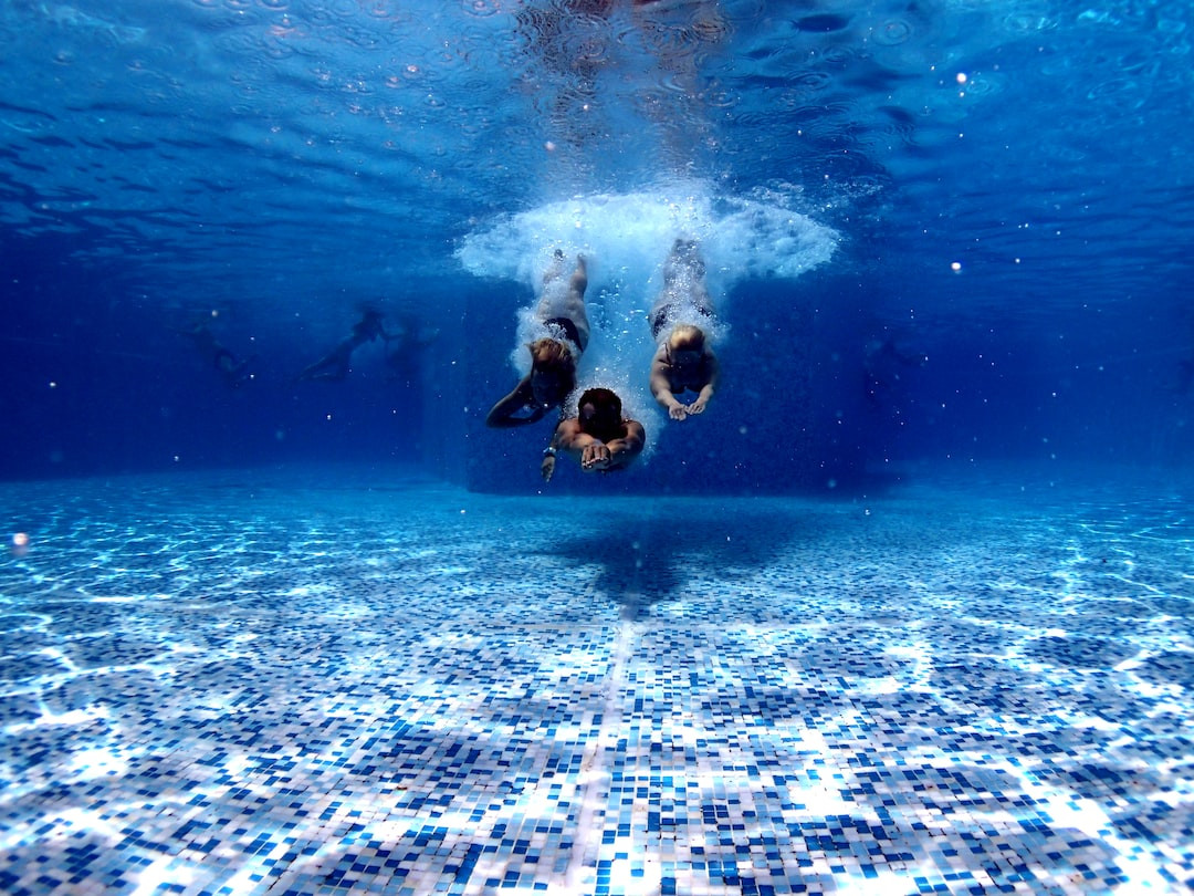 Freediving instruction book cover with underwater silhouette.