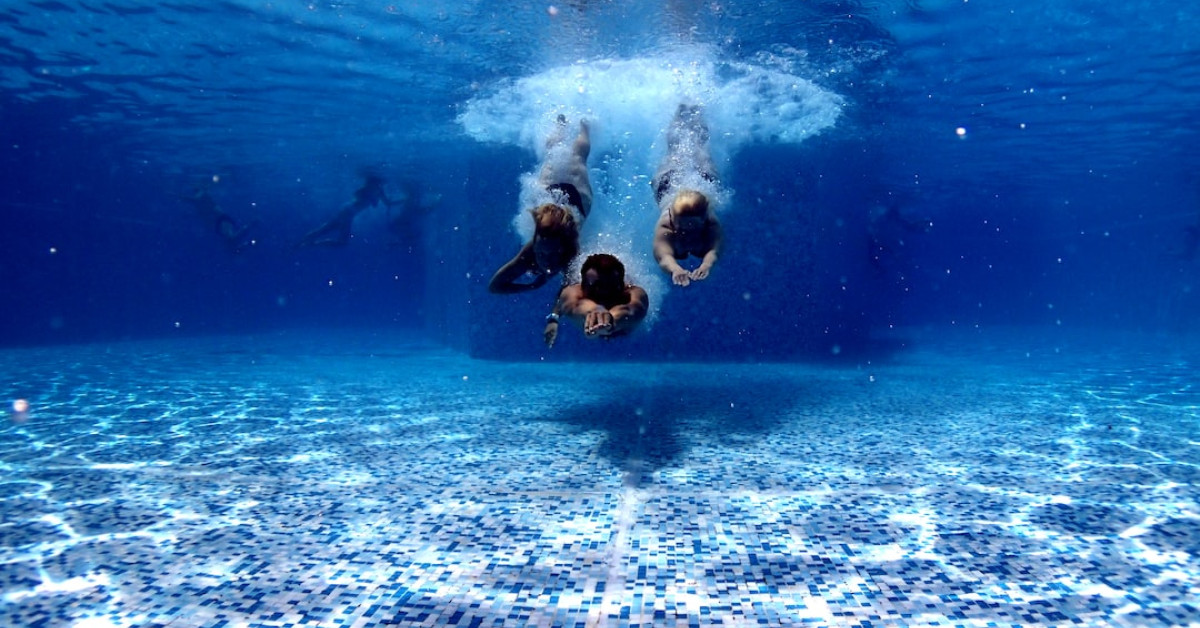 Freediving instruction book cover with underwater silhouette.