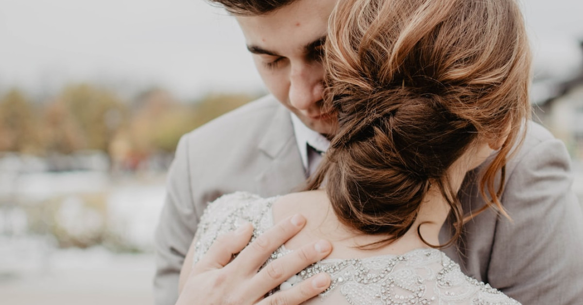 Curvy bride in elegant, well-fitted wedding gown.