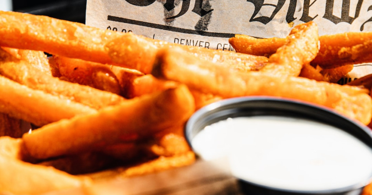 Vegetables with tonnato sauce dish presentation.