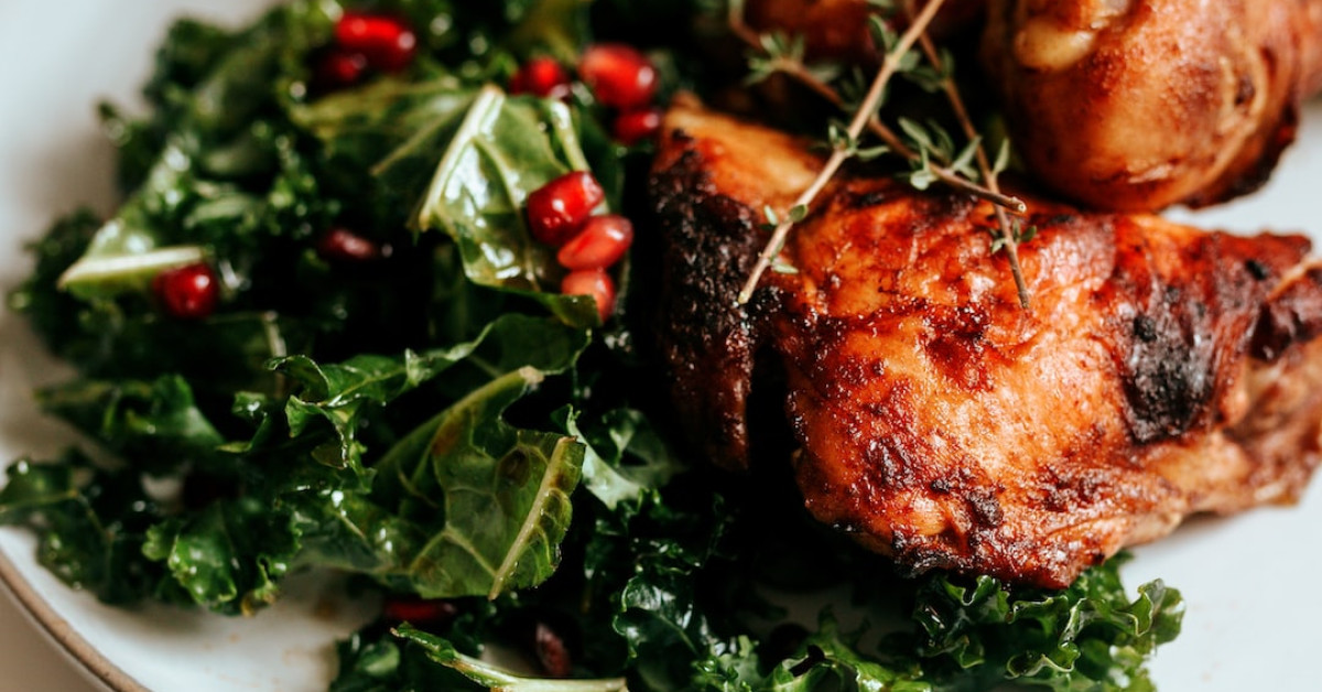 Baked chicken thighs with vegetables guide for a perfect meal.