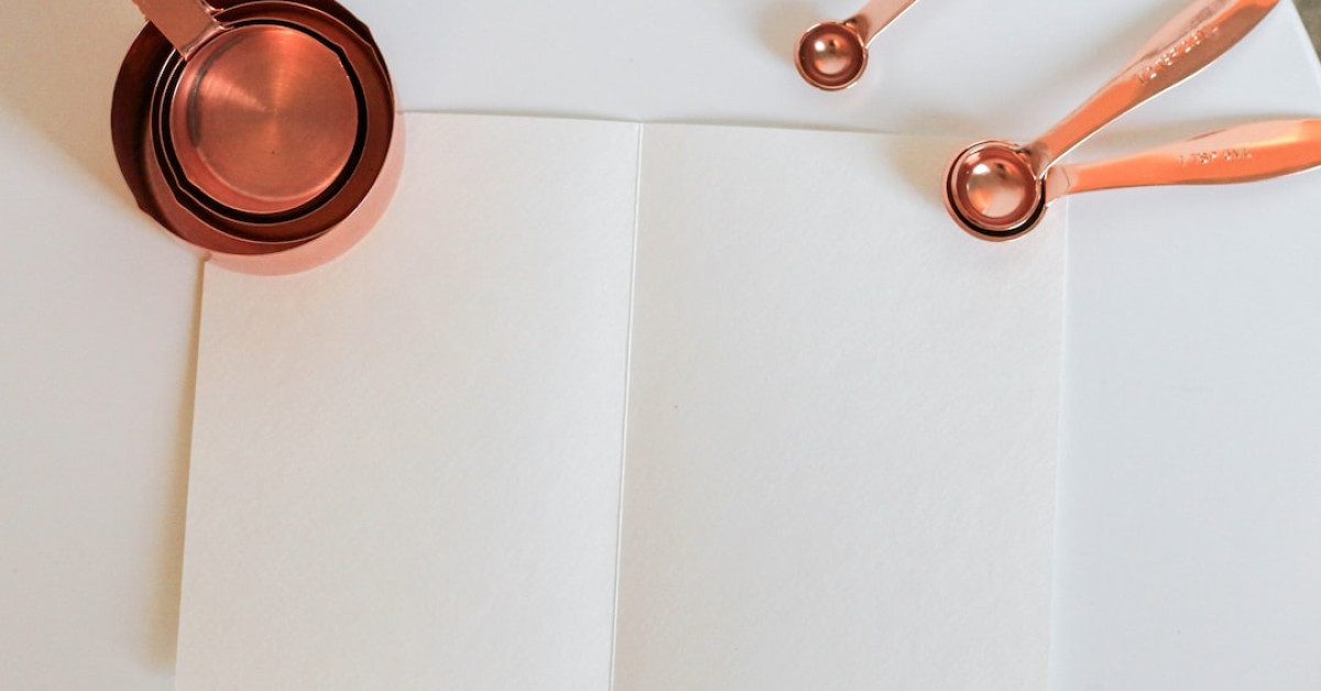 Rails and food crafting guide in Minecraft illustration.