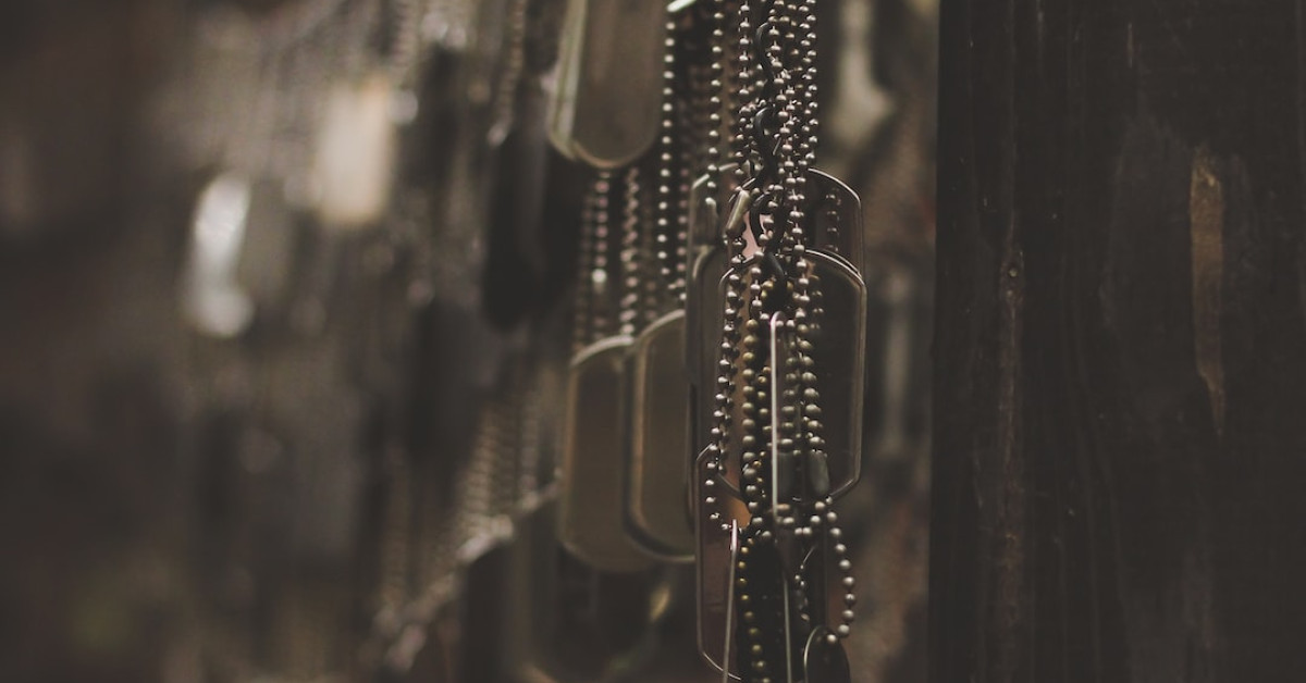 Minecraft Chain Crafting Guide Illustration.