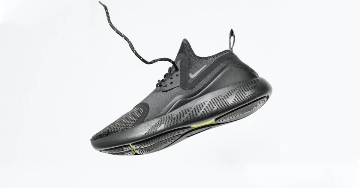 Cyclist unclipping shoe pedal for easy and safe dismount.