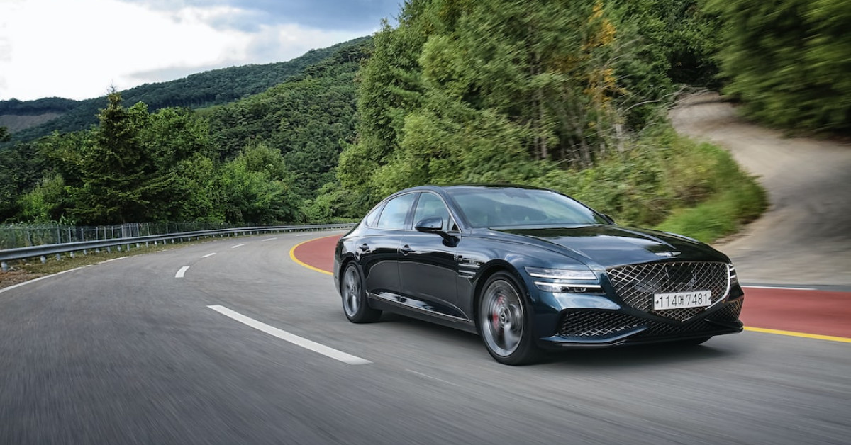 Caravan on road with tips for efficient travel adventure.