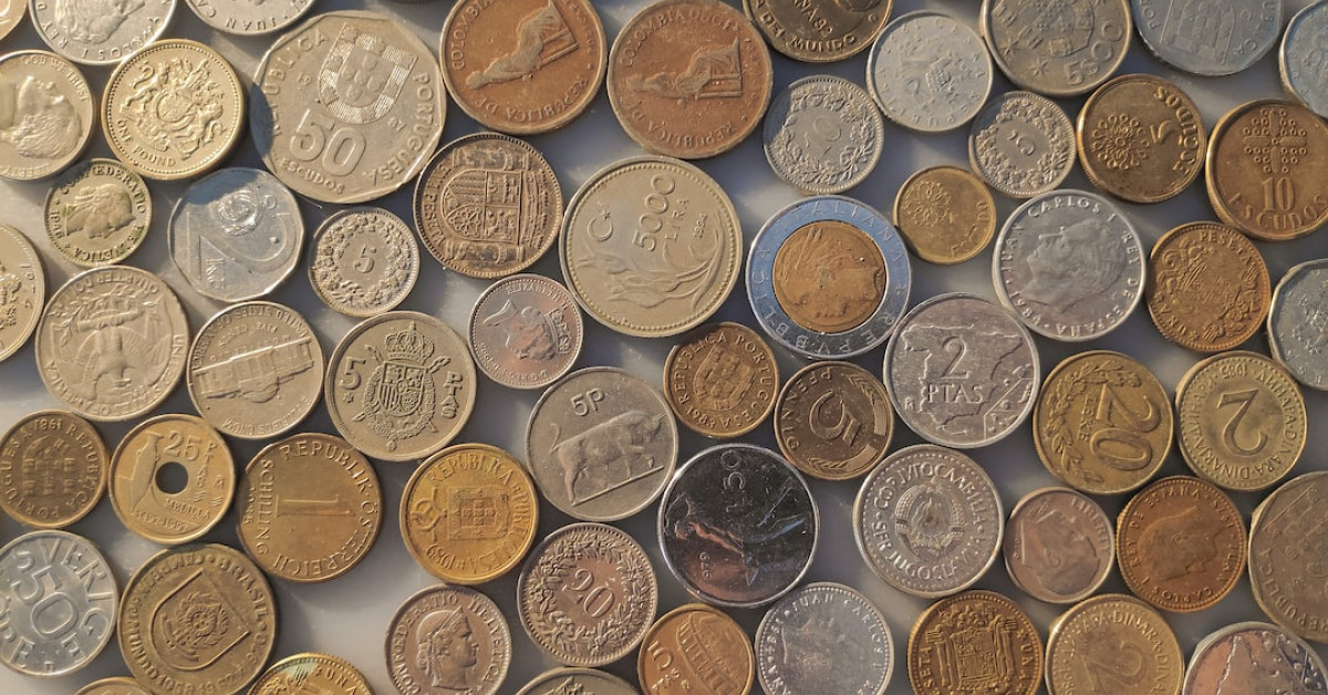 Freediver descending into deep blue ocean at 33 meters.