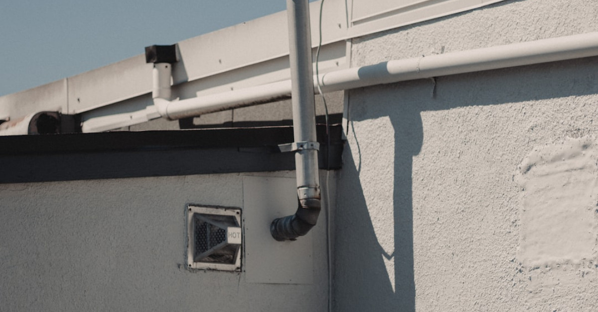 House gutters protection and quotation comparison infographic.