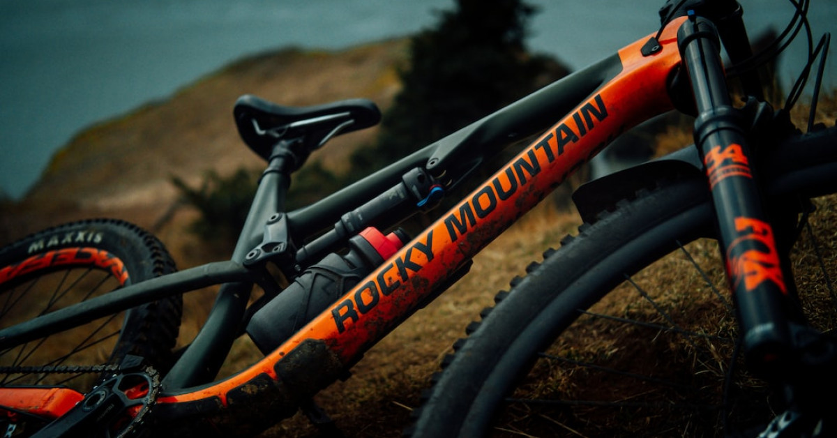 Vegetable-packed King's Hawaiian sliders on a wooden table.