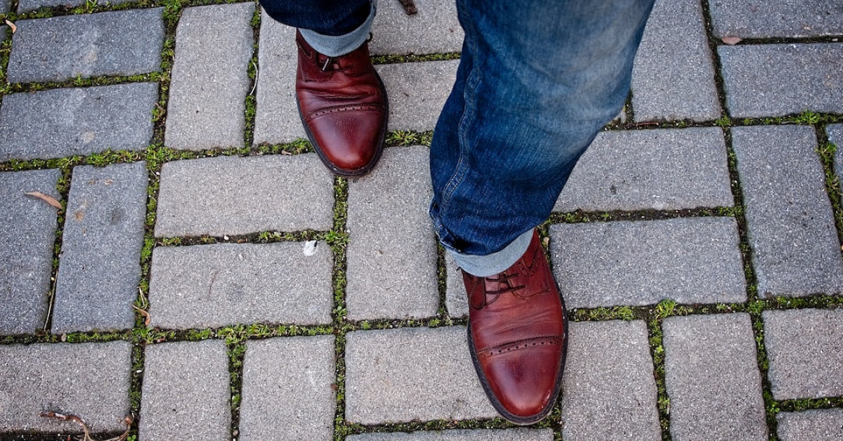 Expert guide on removing snapped bolts from vehicles.