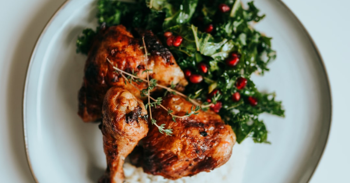 Spicy salmon rice muffins with fresh vegetables.
