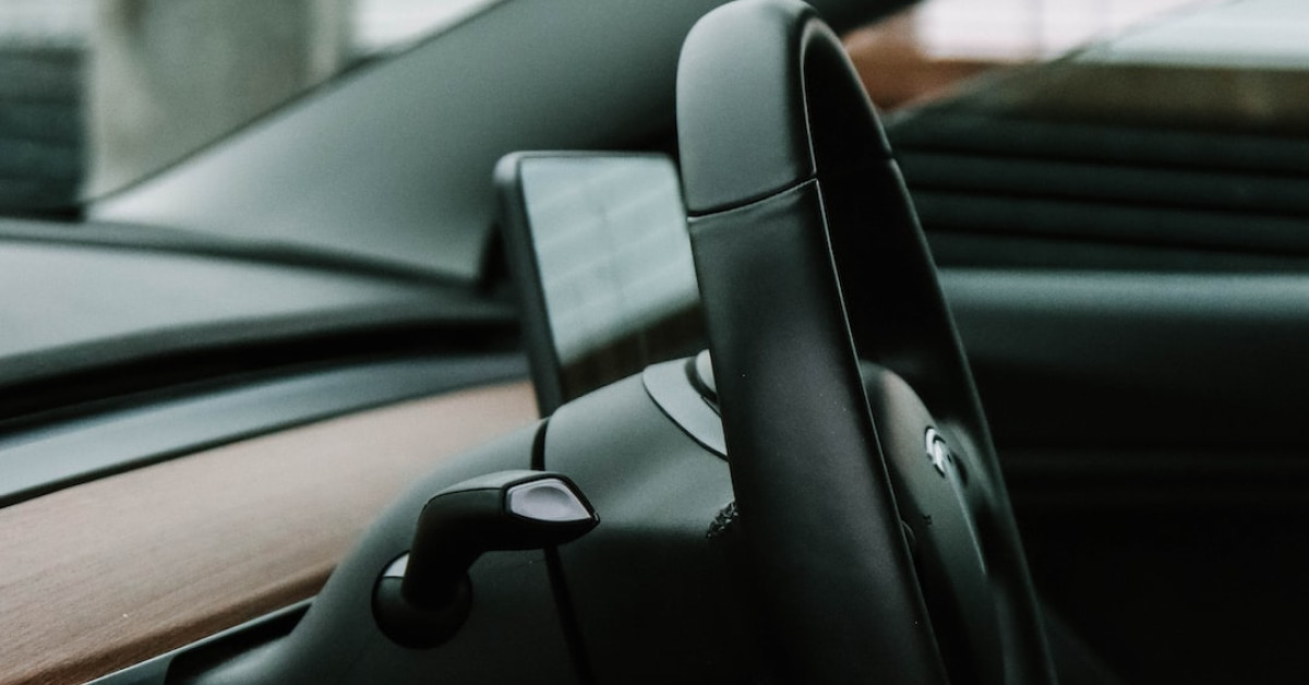 Comparative graph of Tesla battery vs industry competitors' performance.