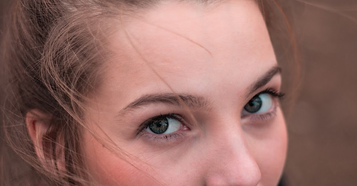 Face-split diving injury risks and safety measures infographic