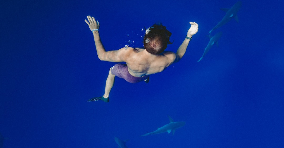 Survivor swims away from underwater Demogorgon monster.