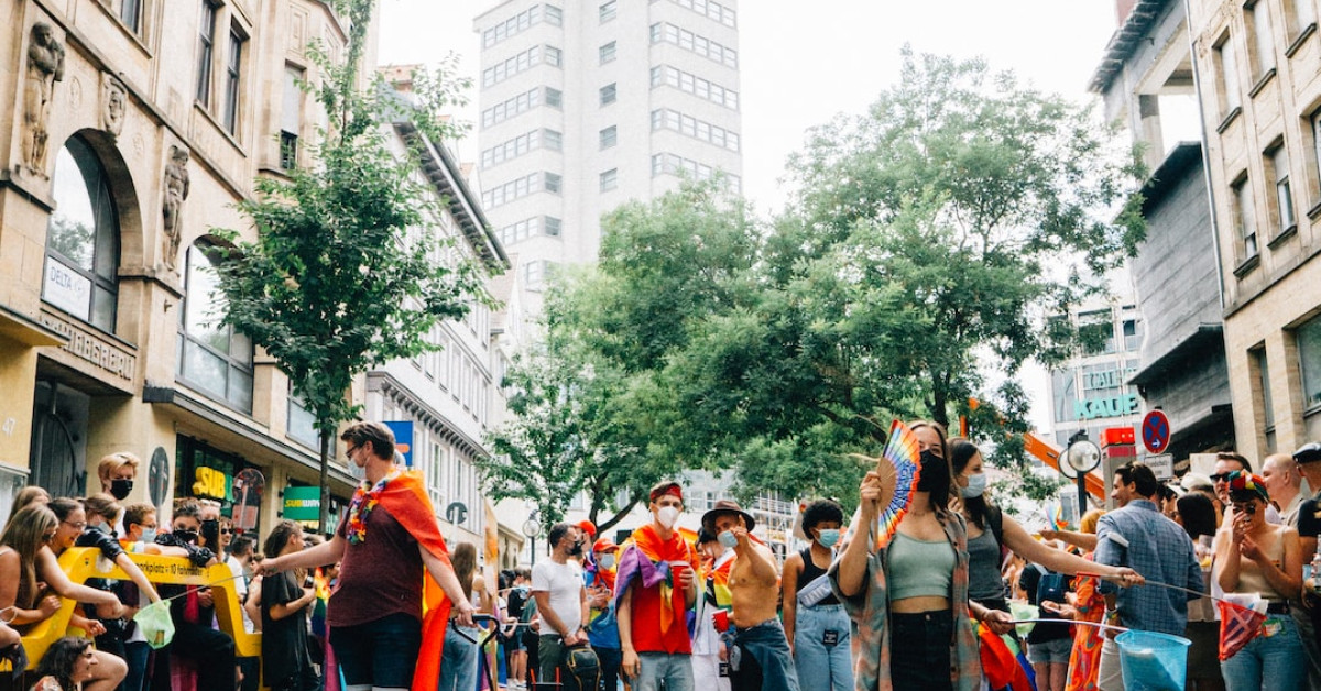 Image of Jonathan Groff with his boyfriend, revealing his identity.