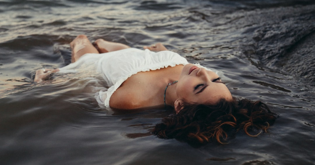 Pioneer Woman floral mixing bowls on a kitchen counter.