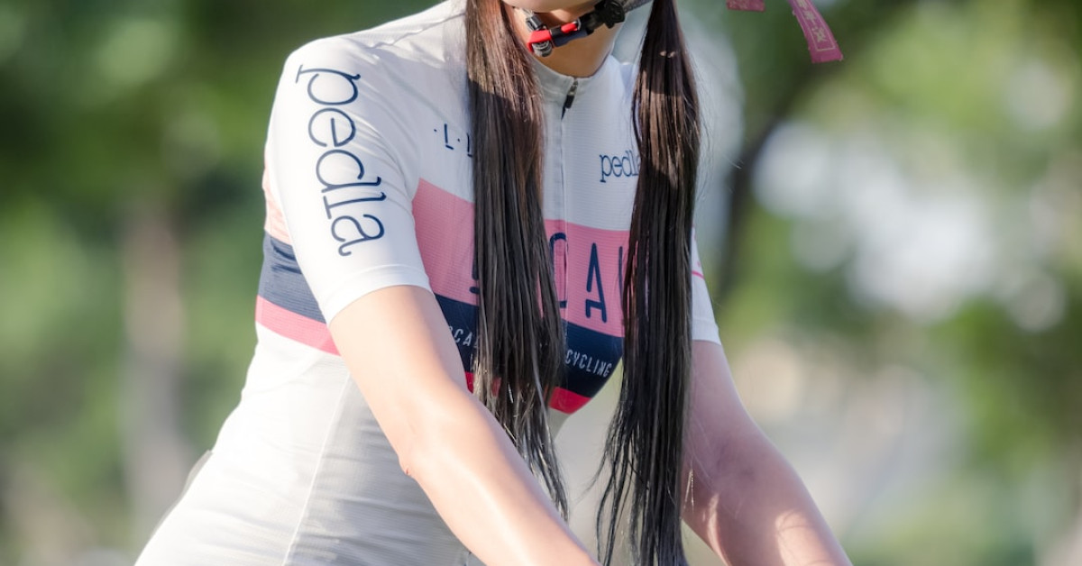 Man lifting weights, mastering creatine for muscle growth.