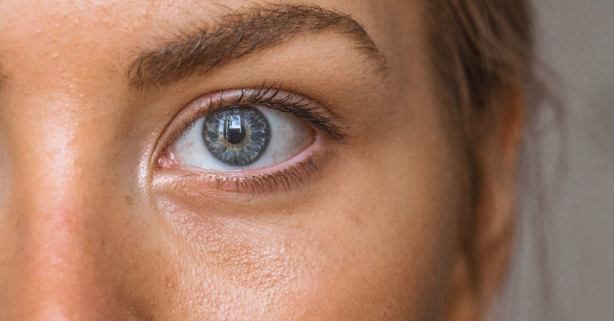 Foundations for dry skin with dewy finish visual guide.