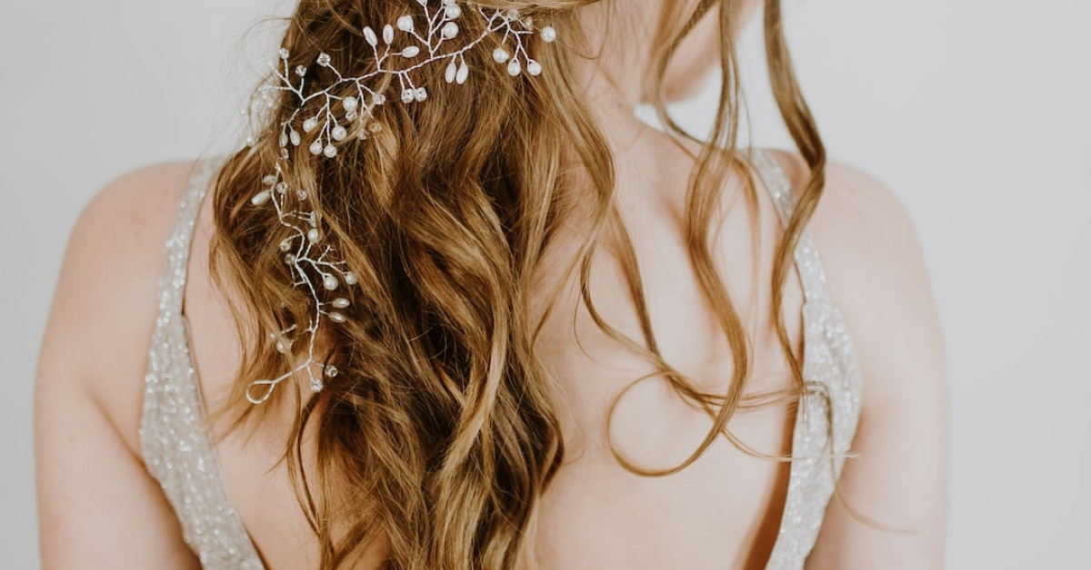 Top 13 Curl-Friendly Shampoos Displayed on Shelves.