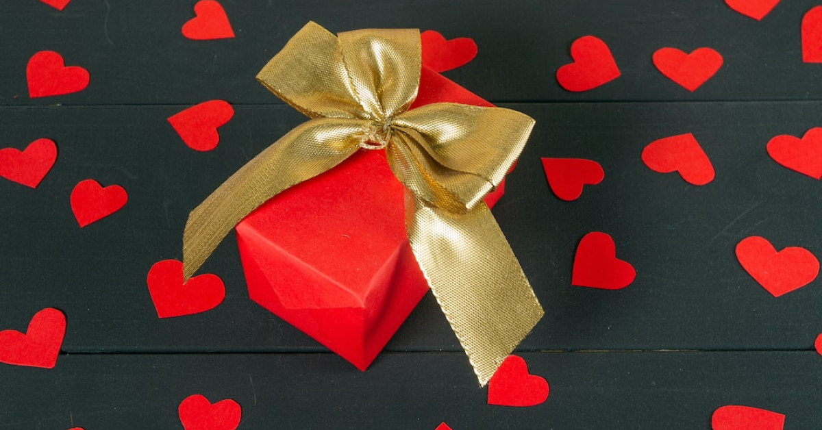 Romantic anniversary messages on heart-shaped background for SEO.