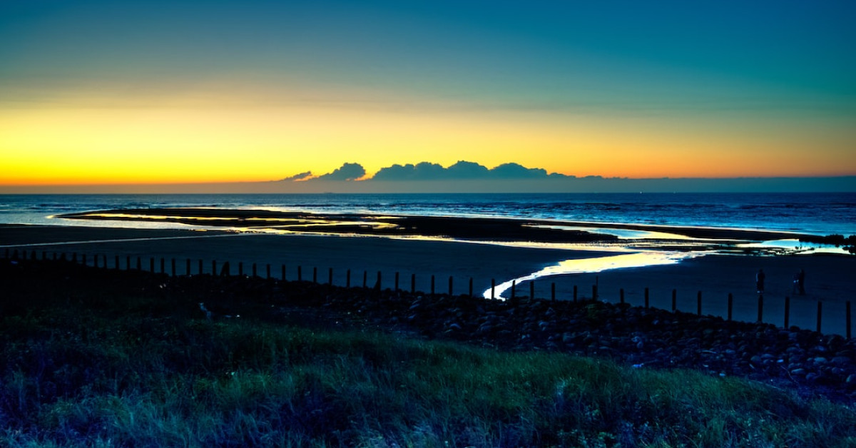 Guide on converting 300 USD to Colombian Pesos illustrated.