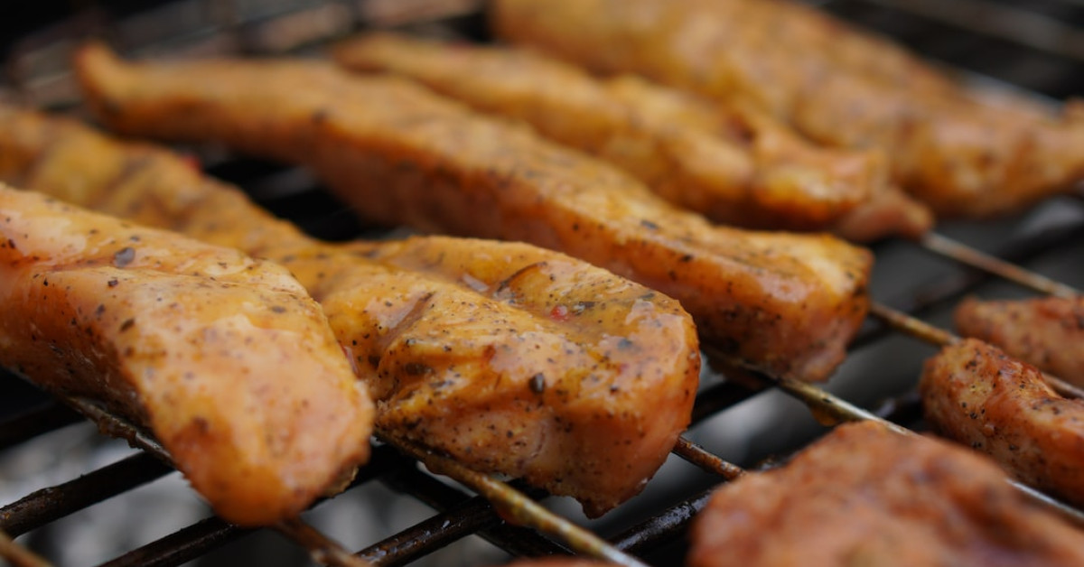 Chickens eating mangoes to explore tropical fruit benefits.
