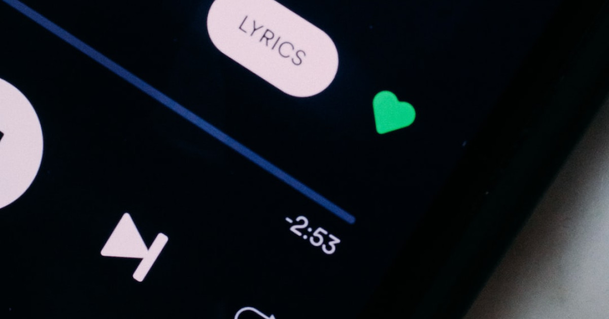 Giveon singing Heartbreak Anniversary with melancholic expression