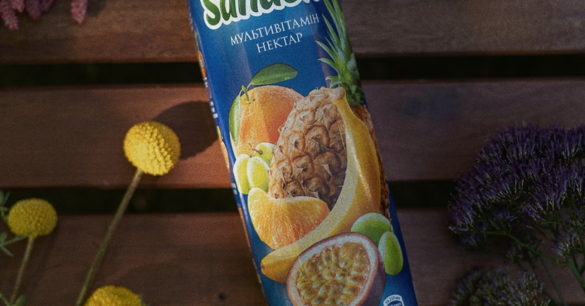 Pomegranate juice benefits for smoother digestion illustrated.